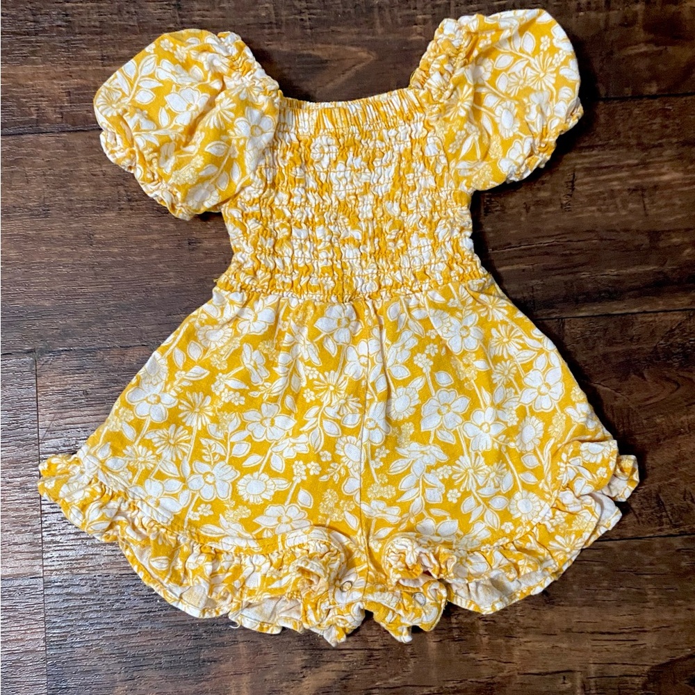 Girls Vince Camuto 🌼 Baby romper Size 3/6 Months.